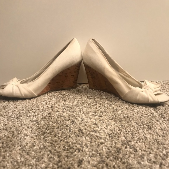 American Eagle Cream Wedges with Bow - Picture 2 of 5